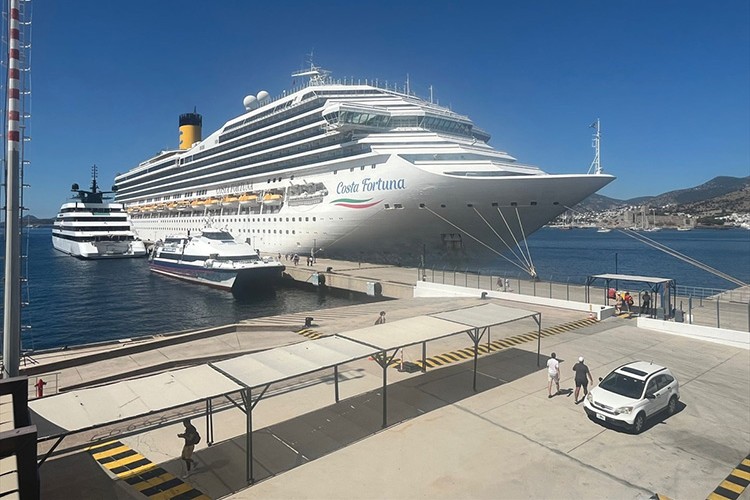 Bodrum'a iki kruvaziyerle 2 bin 881 yolcu geldi