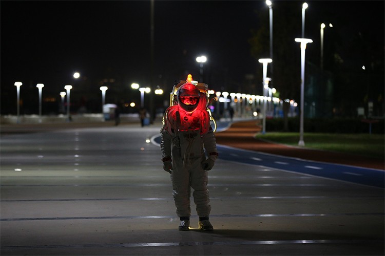 Astronot kıyafetiyle su tasarrufuna dikkati çekiyor