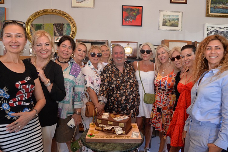 Uğur Batur yeni yaşına dostlarıyla birlikte girdi