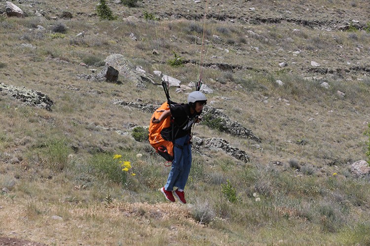 12 yaşındaki yamaç paraşütçü Bedirhan Tosun gökyüzünde uçmayı seviyor