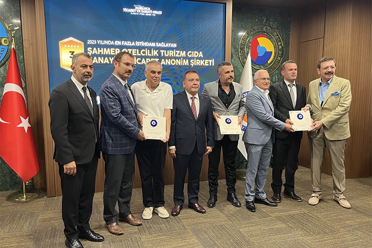 "25. Yıl Özel Ödül" törenine katıldı