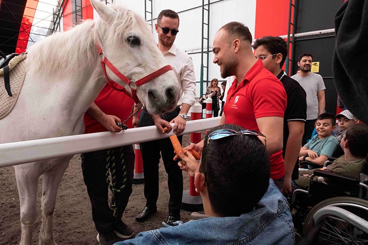 Atlar ve özel çocuklar arasında gönül köprüleri kuruldu