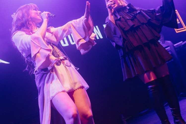 KONSERDE ÜNLÜ DOSTLARI YALNIZ BIRAKMADI!