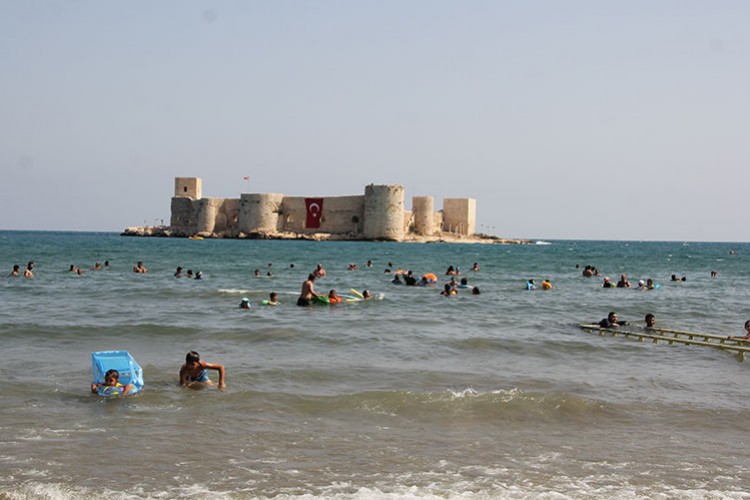 Mersin'deki Kızkalesi'nde tatilci yoğunluğu sürüyor