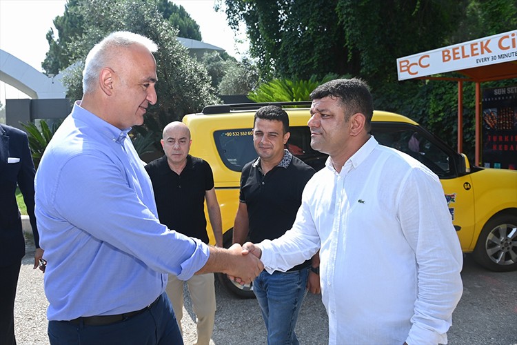 Bakan Ersoy, Antalya'da taksici esnafıyla bayramlaştı