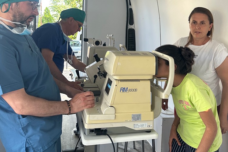 Gezici göz muayene aracı Hatay'da hasta kabulüne başladı