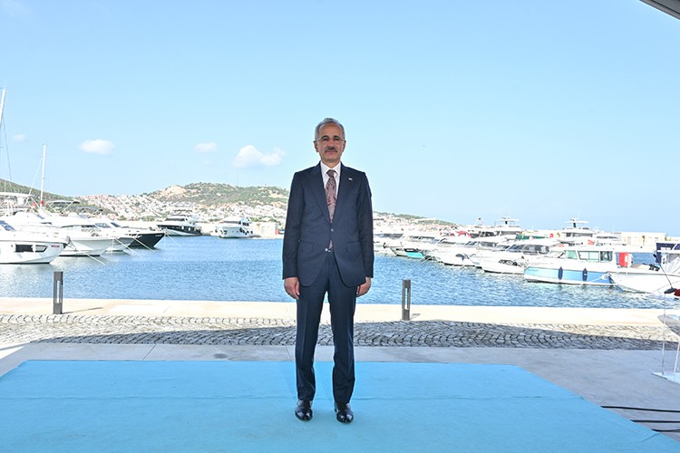 Yeni Foça Yat Limanı hizmete açıldı