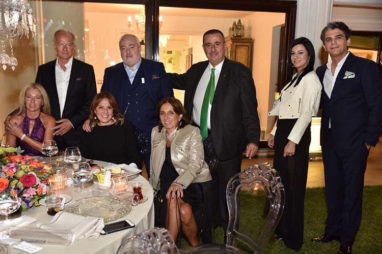 51. yılını dostlarıyla kutladı