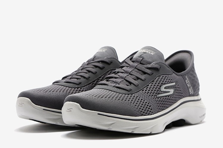 Eğilmeden ayakkabı giymenin yeni yolu Skechers