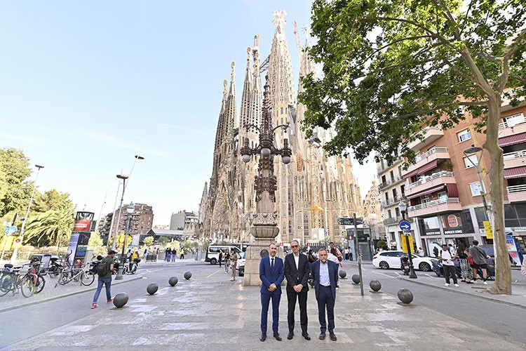 Henkel'de, Sagrada Familia kulelerine katkı