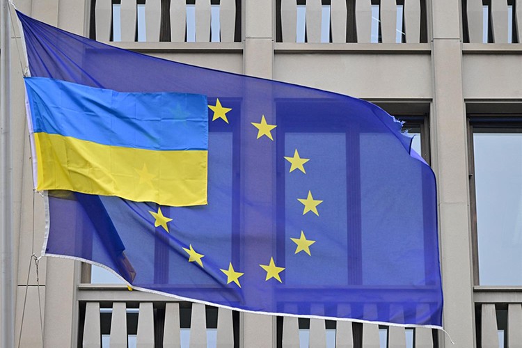 Ukrayna ve Moldova'ya AB aday statüsü verildi