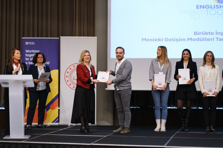 Birlikte İngilizce projesinin 'Sürekli Mesleki Gelişim Seti', tüm İngilizce öğretmenlerinin erişimine açılıyor