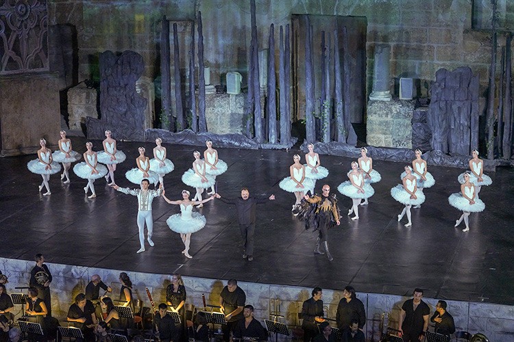 "Kuğu Gölü" Aspendos'ta sahnelendi