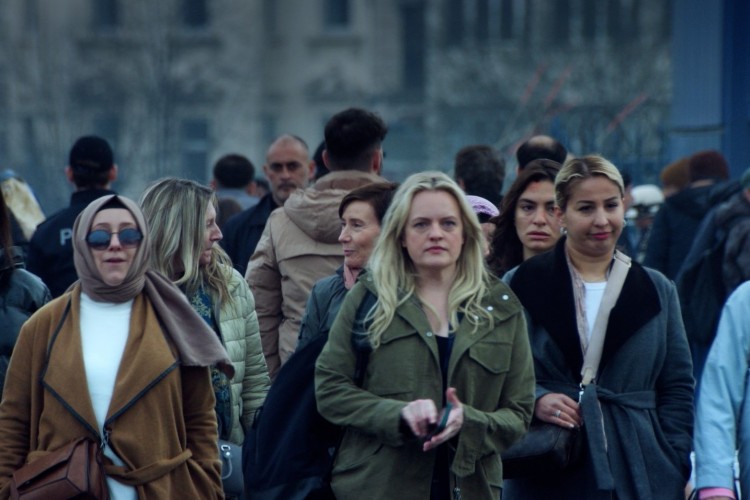 Haluk Bilginer, gerilim türündeki mini dizi 'The Veil'da izleyicileri kilit bir rolle selamlayacak