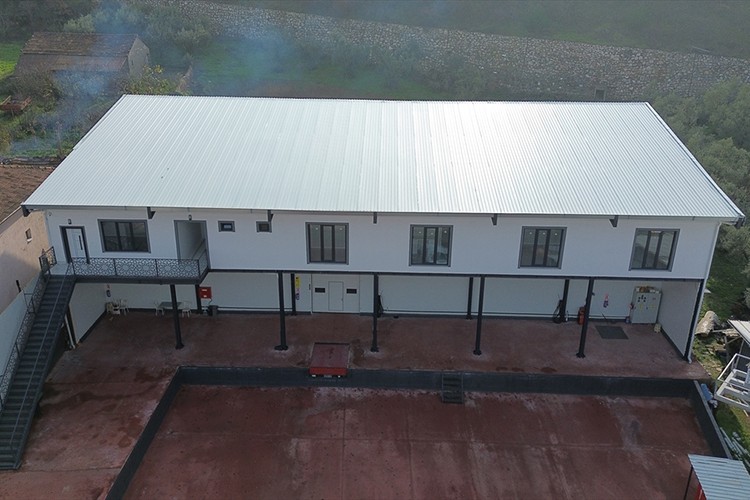 Kurduğu soğuk hava deposunda köylülerin meyvelerini saklıyor