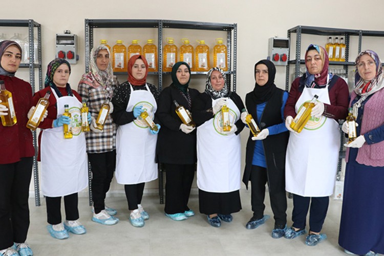 Ağırnaslı kadınlar aspir tohumunu katma değerli ürüne dönüştürüyor