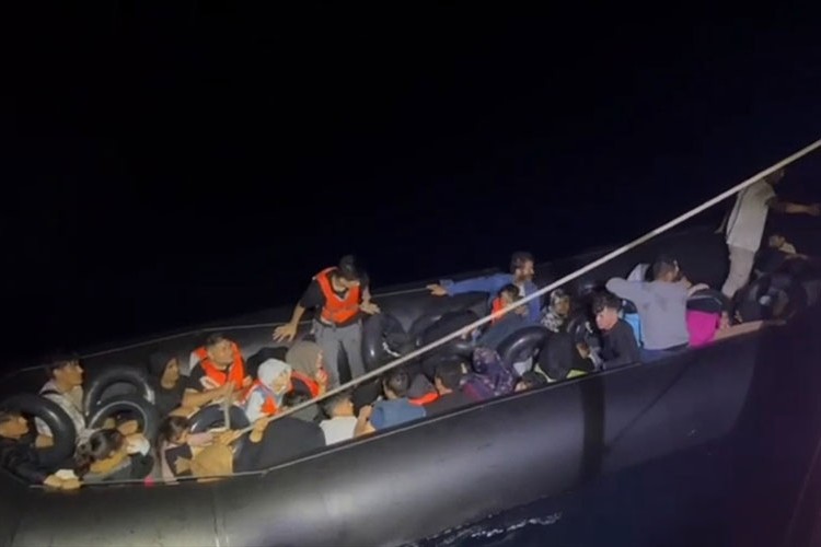 İzmir açıklarında 58 düzensiz göçmen kurtarıldı