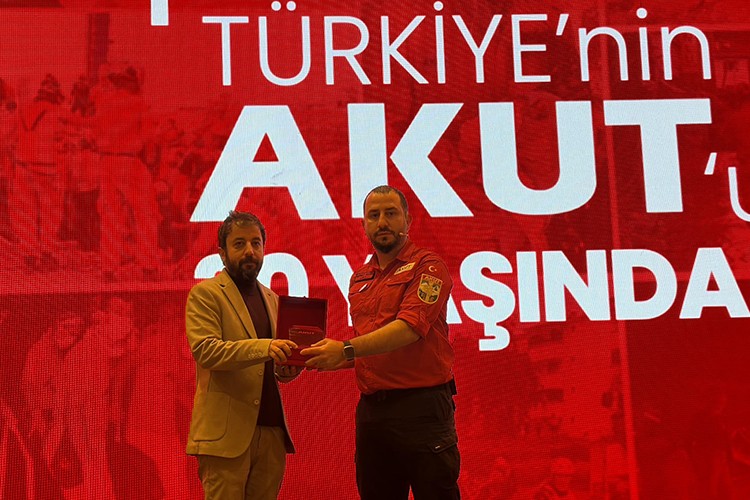 AKUT'tan analiz gazetesine plket