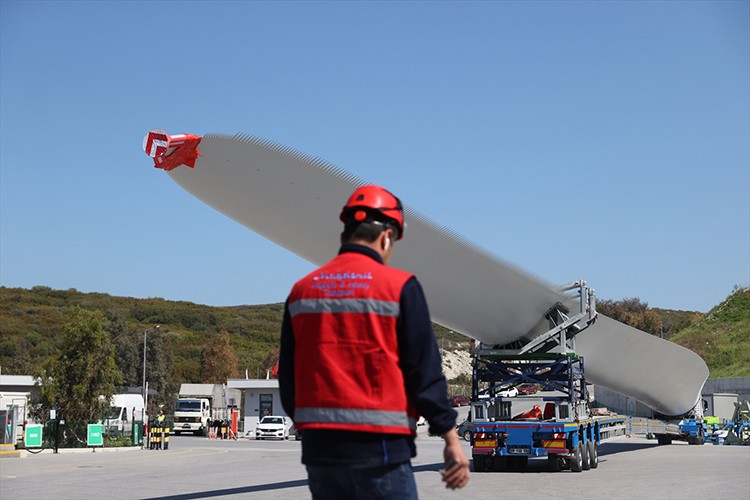 Avrupa'ya gönderilen 3 rüzgar türbini kanadından biri İzmir'den