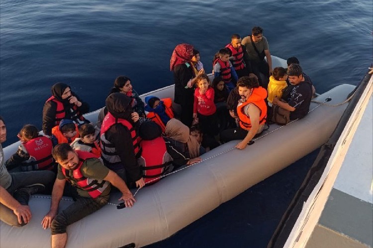 Ayvacık açıklarında 34 göçmen kurtarıldı