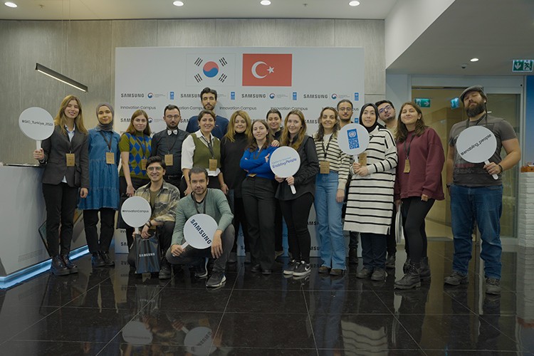 İnovasyon Merkezi'nde gençlere rehberlik etti