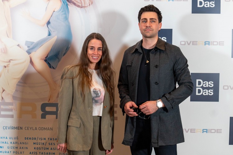CEYLA ODMAN VE ÇAĞLAR ERTUĞRUL'U SAHNEDE BULUŞTURAN 'OVERRIDE'IN GALASI DÜN AKŞAM DASDAS'TA GERÇEKLEŞTİ