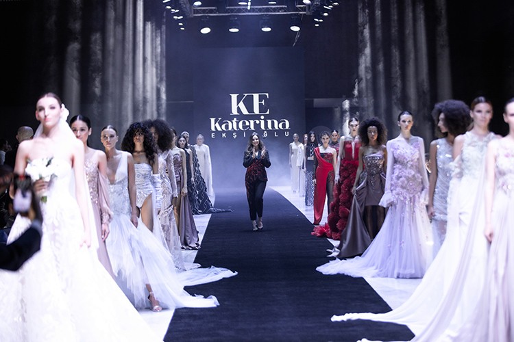 Koleksiyonunu Bakü Moda Haftası'nda tanıttı