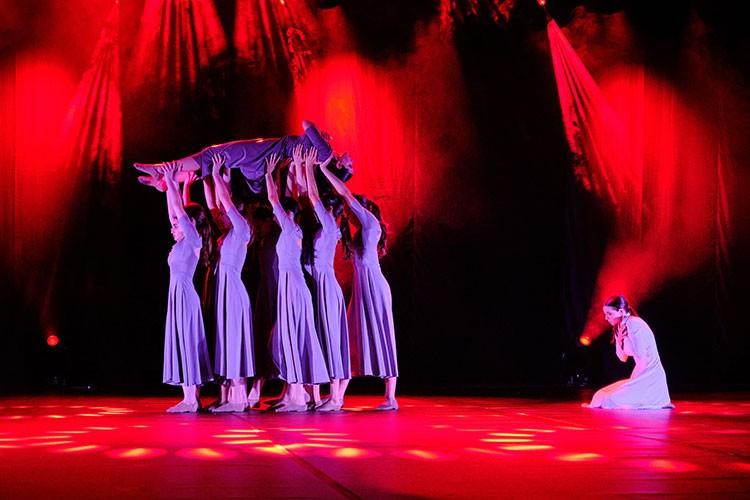 "Kadın" Dans Performansı Yeniden Sahneye Dönüyor