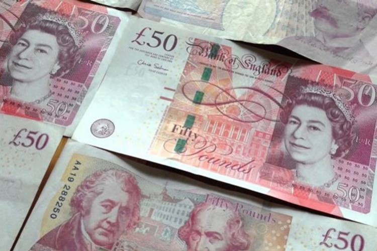 Sterlin başaşağı gidiyor