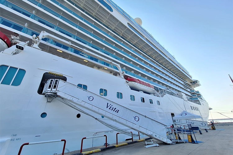 Antalya 36 "yüzen otelle" gelen 57 bin turisti ağırladı