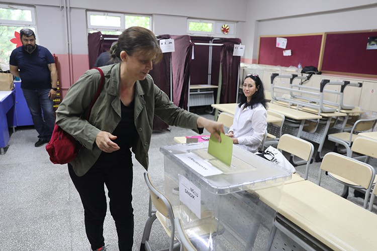 İkinci tur için oy verme işlemi başladı