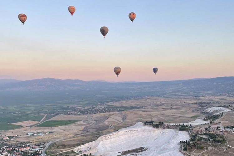 Pamukkale'yi 8 ayda 91 bin ziyaretçi balondan izledi