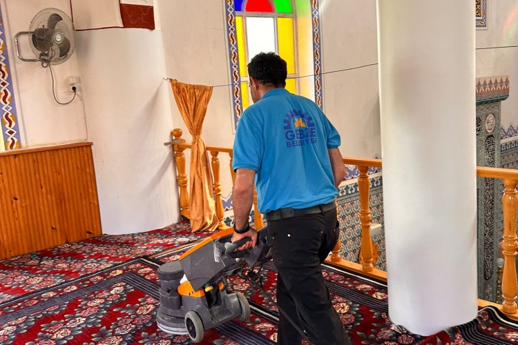 Cami ve ibadethaneler bayrama hazırlanıyor