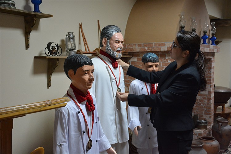 Mezun olduğu aşçılık lisesinin ilk kadın müdürü oldu