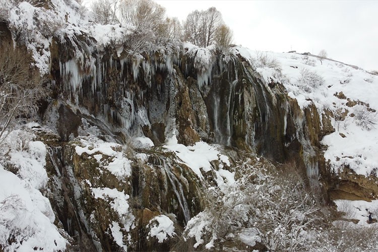 Erzincan'daki Girlevik Şelalesi'nde buz sarkıtları oluştu