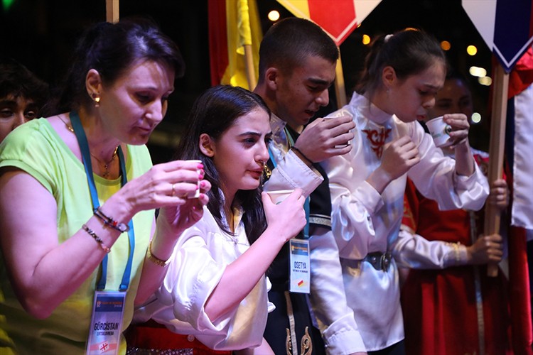 Rize'de 3 dakikada 5 bardak çay içmek için yarıştılar