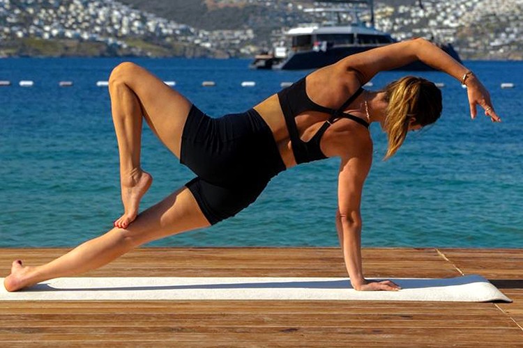 Dünya Yoga Günü'nde Yağmur Derebağ ile Yoga Seansı