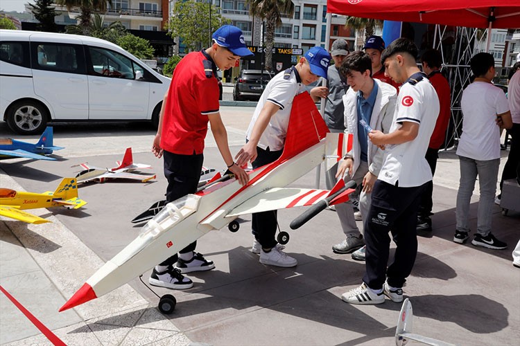 Samsun'da havacılık lisesi öğrencileri model uçak gösterisi yaptı