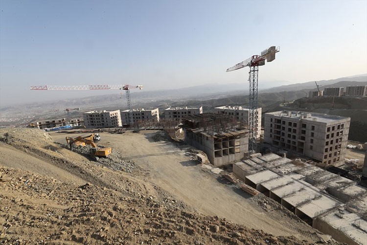 Hatay'da afet konutları ve ticaret merkezlerinin yapımı sürüyor