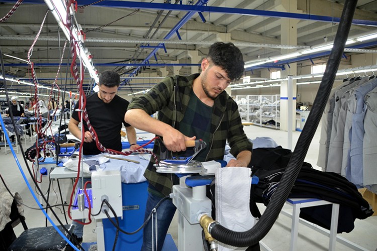 500 kişinin çalıştığı tekstil fabrikası üretime başladı