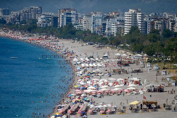 Tatiller Antalya'da turizmi erken hareketlendirdi