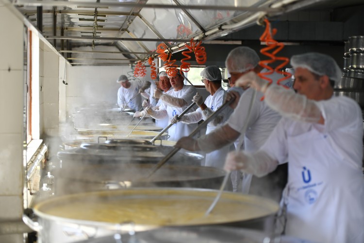 ÜSKÜDAR'DA DEV KAZANLAR RAMAZANDA İFTAR İÇİN KAYNIYOR 10 AYRI NOKTADA 30 BİN KİŞİYE SICAK YEMEK DAĞITILIYOR