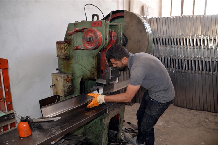 Muşlu kuzenler ürettikleri çelik kapıları yurt dışına gönderiyor