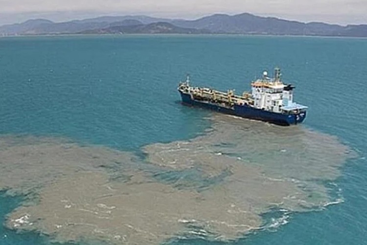 İzmit Körfezi'ni kirleten 2 gemiye 34 milyon lira ceza kesildi