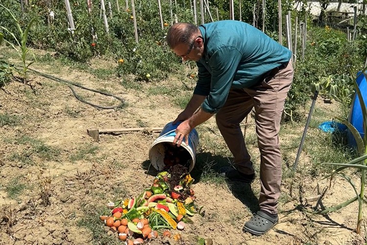 Evsel atıkları bahçesinde gübre olarak değerlendiriyor