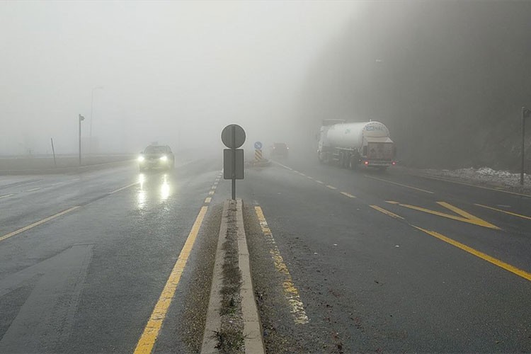 Bolu Dağı'nda sis görüş mesafesini düşürdü