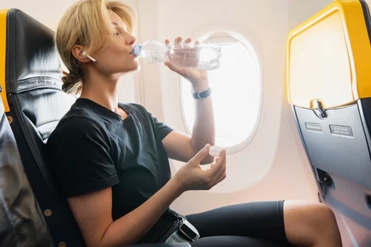 Uçaklarda yolculara ücretsiz su verilecek