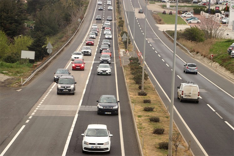 Tekirdağ-İstanbul kara yolunda dönüş yoğunluğu yaşanıyor