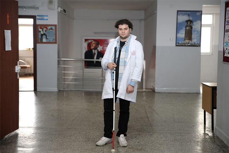 Görme engelli öğretmene kolaylık sağlıyor