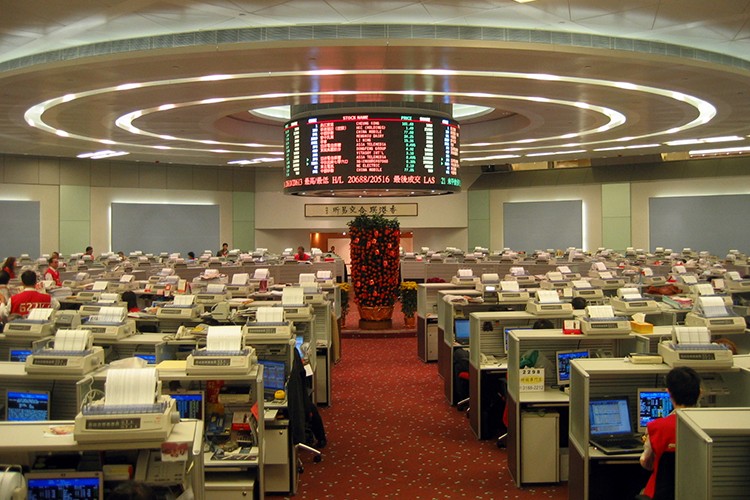 Hong Kong'da tayfun nedeniyle borsada işlemlere ara verildi